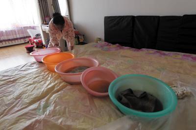 中江楼上漏水，住户失联，小区没物管，业主维权难！律师来支招……